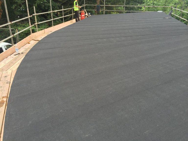 flat roof wiht workers